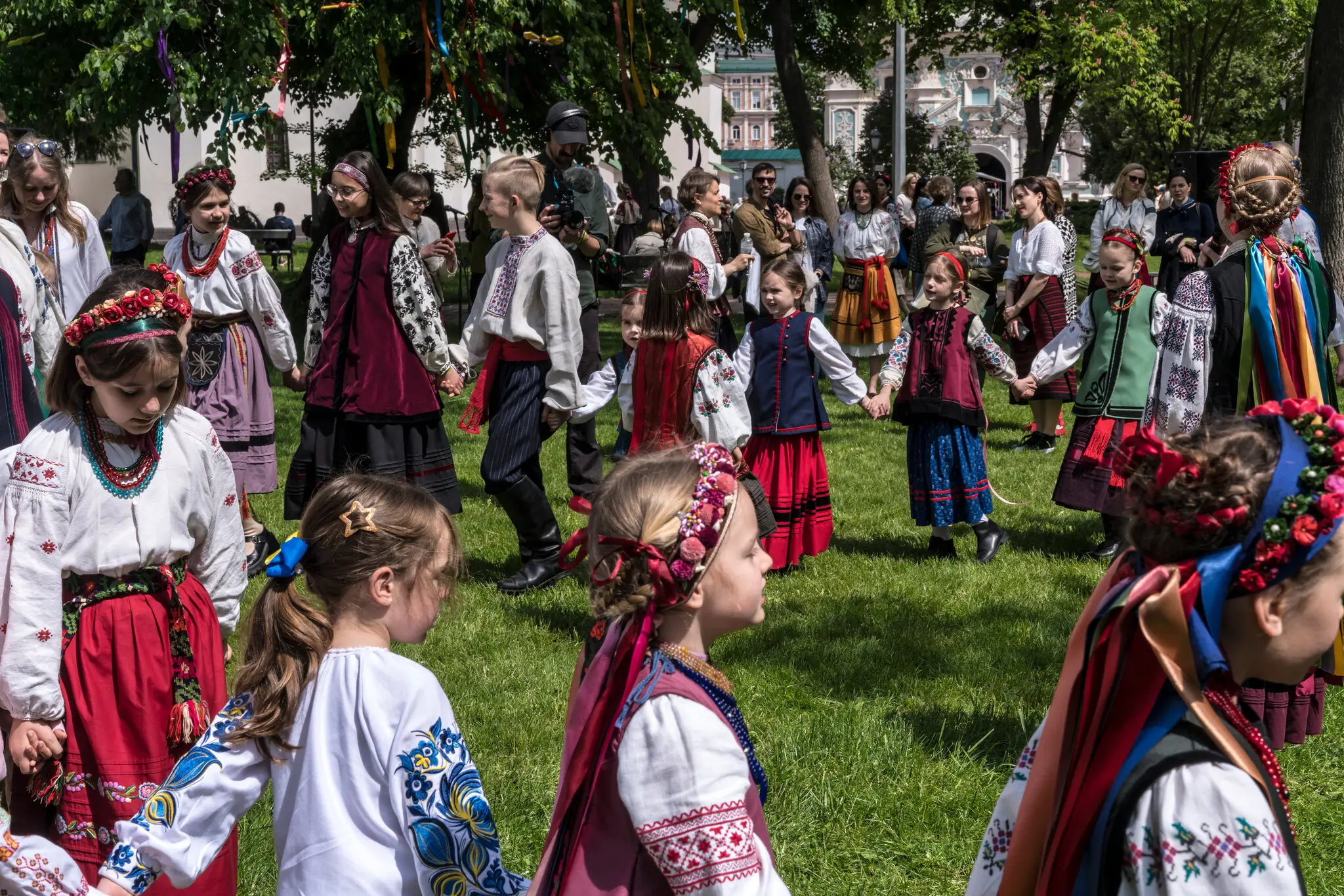 Діти в традиційних українських костюмах під музику.